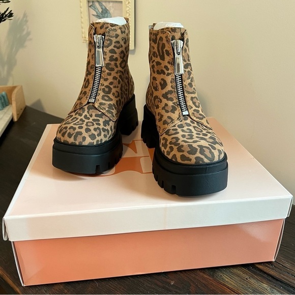 NWT Gianni Bini Leopard Suede Leather Lug Sole Zipper Front Combat Boot Size 6.5 - Picture 10 of 16